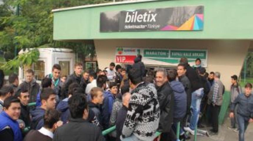 Bursaspor-Fenerbah&ccedil;e Ma&ccedil; Biletleri Satışa &Ccedil;ıktı, Uzun Kuyruk Oluştu