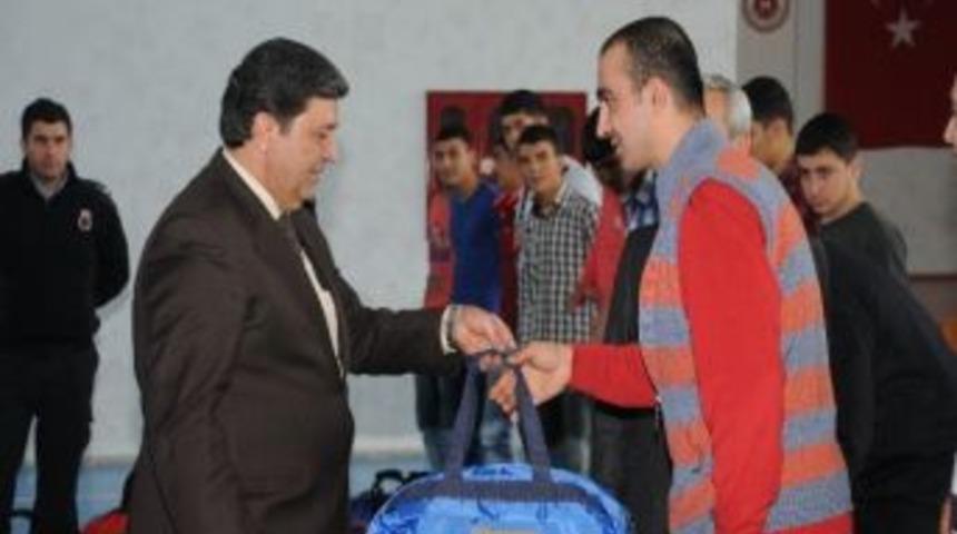 Savcı Ve Mahkumlar Spor İ&ccedil;in Karşı Karşıya Geldi