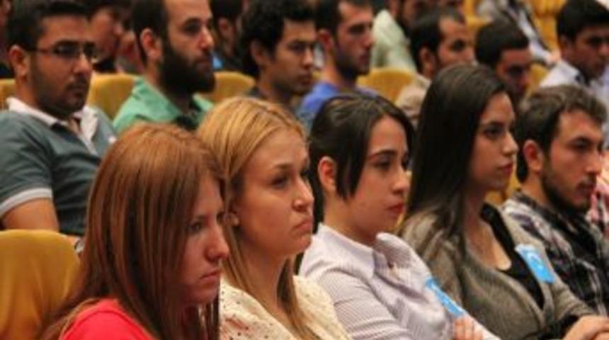 Doğu T&uuml;rkistan'daki Zul&uuml;m &Uuml;niversite &Ouml;ğrencilerine Anlatıldı