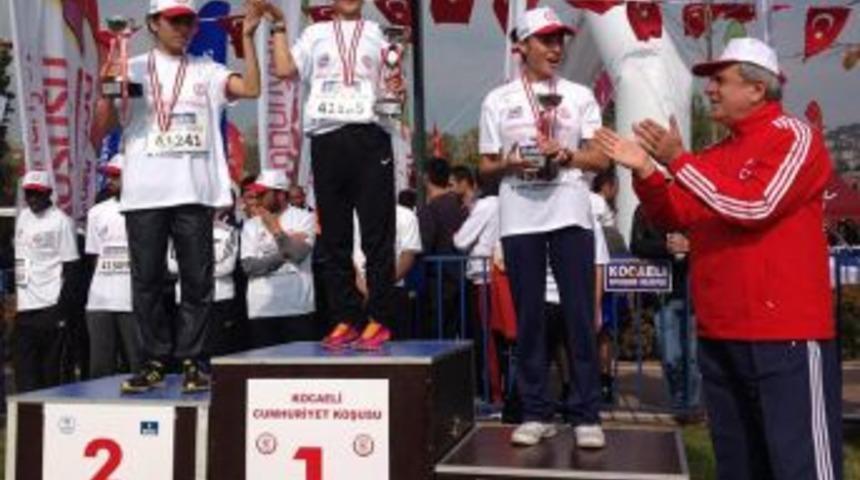 Toros Yağmur Lisesi &Ouml;ğrencisi Cumhuriyet Koşularında Birinci Ve &Uuml;&ccedil;&uuml;nc&uuml; Oldu