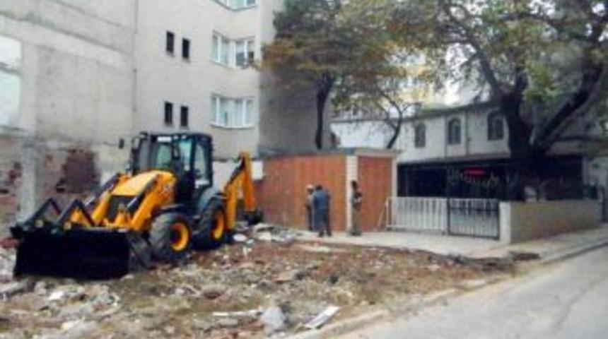 Erdek'de Depreme Dayanıklı Olmadığı Tespit Edilen Bina Yıkıldı