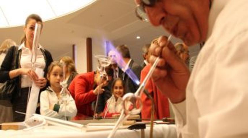 Kızgın Cama Nefesiyle Şekil Veriyor