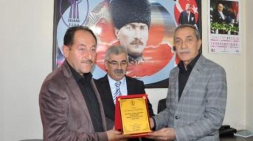 Eski Esnaf Odası Başkanlarına Plaket