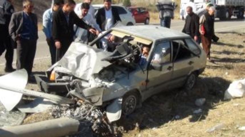 Otomobil Aydınlatma Direğine &Ccedil;arptı: 3 Yaralı