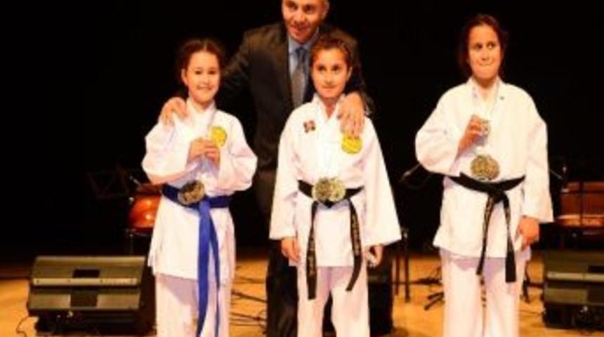 Cumhuriyet Karatecilerine &Ouml;d&uuml;l Yağdı