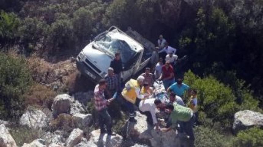 &Ccedil;eyiz Almaya Giden Pikap U&ccedil;uruma Yuvarlandı: 6 Yaralı