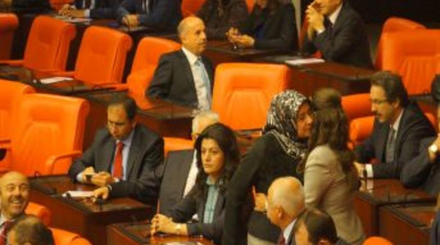 Meclis'te Birleşime Ara Verildi, Baş&ouml;rt&uuml;l&uuml; Vekillere Ilgi Yoğun