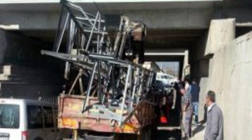 &Ccedil;ekici Kamyon Alt Ge&ccedil;ide Takıldı