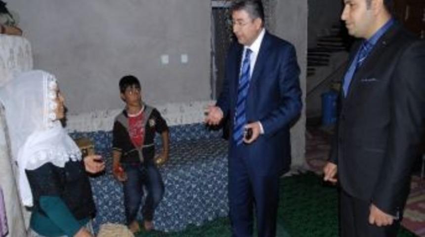 Kaymakam Yılmaz, İhtiya&ccedil; Sahiplerine Yemek Dağıttı