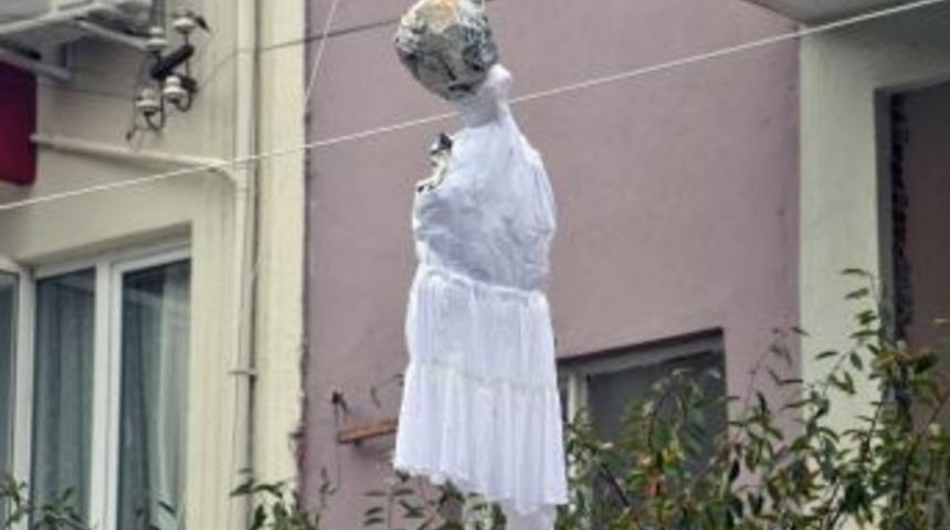 Elektrik tellerine asılan gelinlik peri şakası &ccedil;ıktı