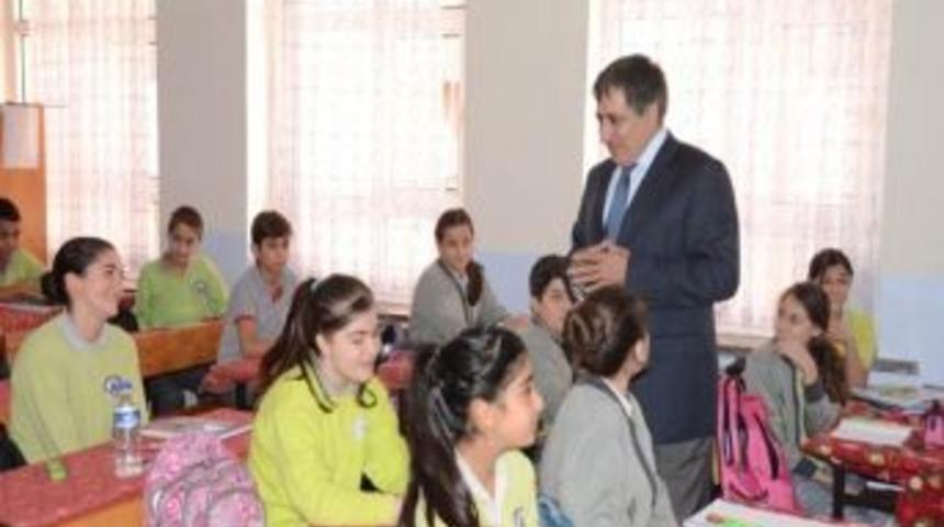 Vali İzzettin K&uuml;&ccedil;&uuml;k Okulları Gezdi
