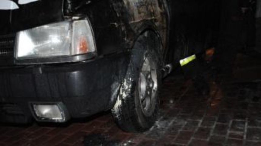 Kocaeli'nde Ara&ccedil; Kundaklandı