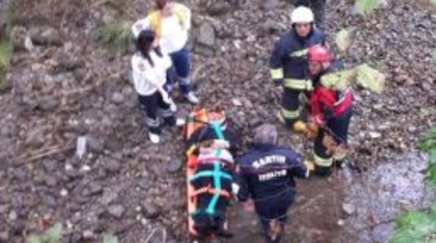 Bartın'da minib&uuml;s dereye u&ccedil;tu: 1 &ouml;l&uuml;