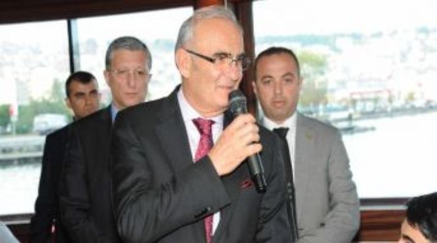 Yılmaz, &Uuml;niversite &Ouml;ğrencilerini Gemide Ağırladı