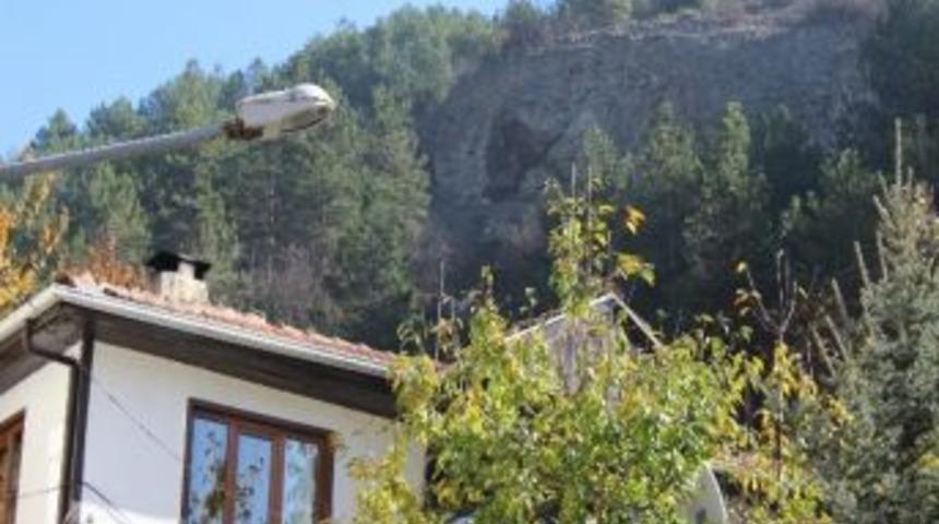 Dağdan Yuvarlanan Kayalar Korku Sa&ccedil;ıyor