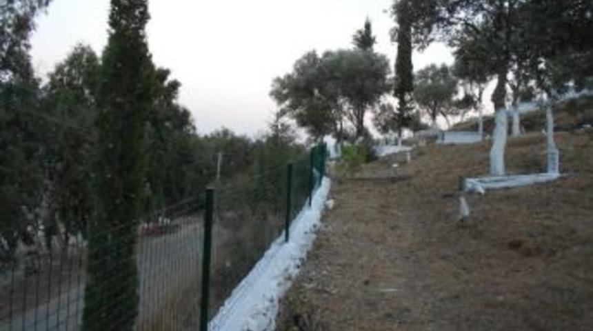 Yaka Köy Mezarlığına Bakımı Yapıldı