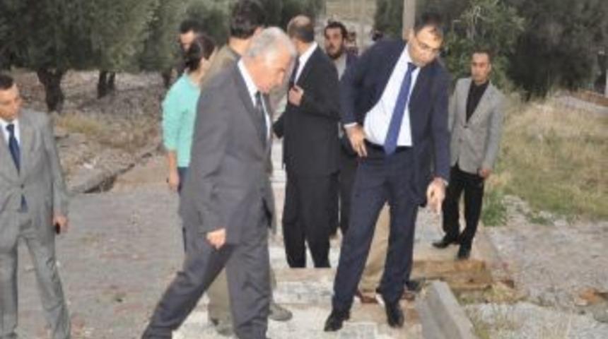 Metropolis Antik Kentte İnceleme Yapan Vali Toprak, &Ccedil;&ouml;km&uuml;ş Yolların Onarılmasını İstedi