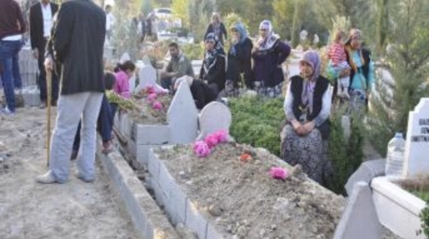 Silahlı Kavgada &Ouml;len Baba Oğul Toprağa Verildi