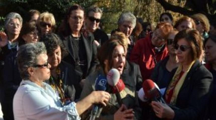 Tbmm &Ouml;n&uuml;nde Baş&ouml;rt&uuml;s&uuml; Protestosu