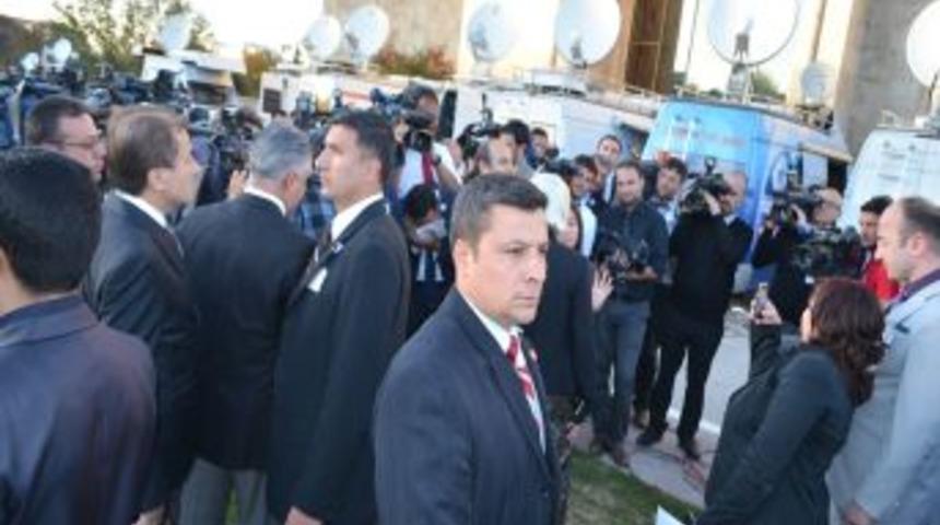 Medyanın Yoğun Ilgisi, Baş&ouml;rt&uuml;l&uuml; Milletvekilini Rahatsız Etti