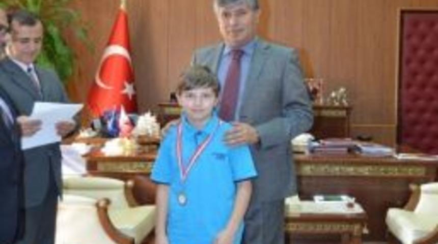 Orhangazi Koleji Turnuvanın &Ouml;d&uuml;llerini Topladı