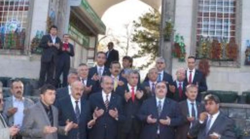 MHP’li Başkan Adayları Seçim Çalışmalarına Türbe Ziyaretiyle Başladı