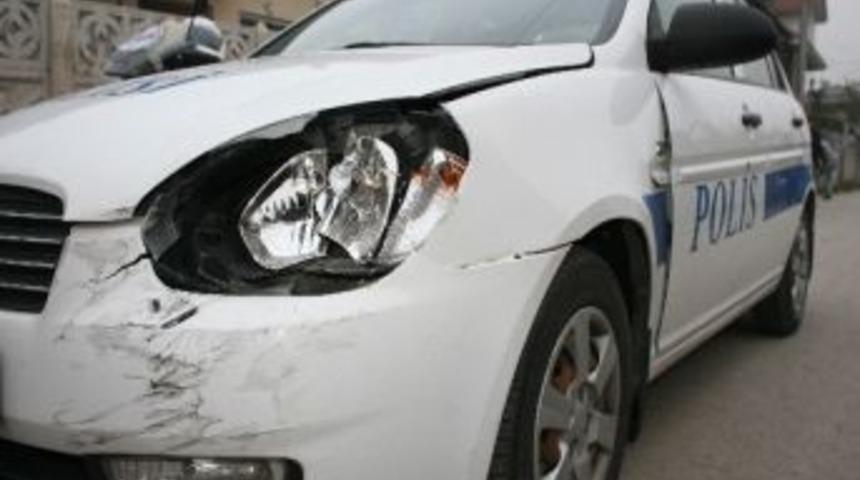 Polisten Ka&ccedil;arken Polis Aracına &Ccedil;arptı