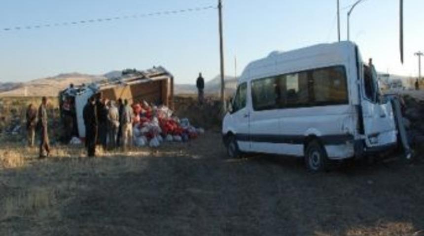 Öğretmen Servisi Kamyonla Çarpıştı: 4'ü Öğretmen 10 Yaralı