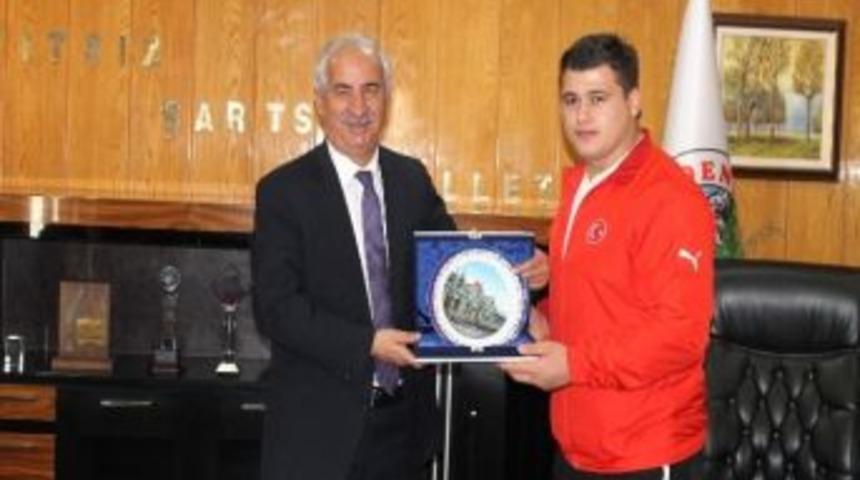 Yozgatlı Milli G&uuml;reşci D&uuml;nya Şampiyonu Rıza Kayaalp Akdağmadeni İl&ccedil;esini Ziyaret Etti