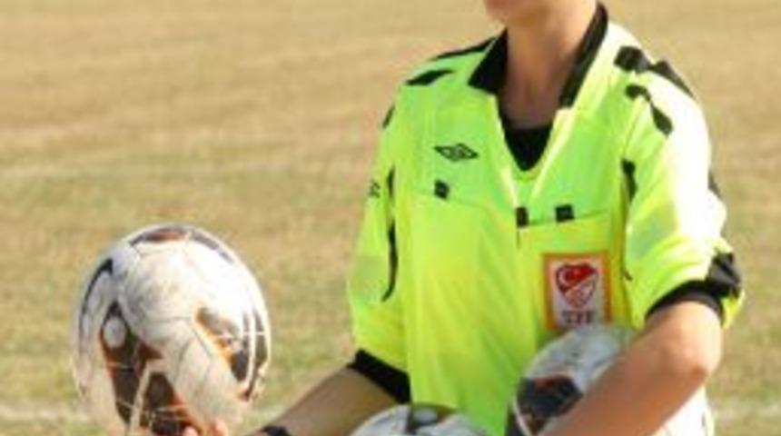 Bayan Hakem Amat&ouml;r Ma&ccedil;larda G&ouml;rev Yapıyor