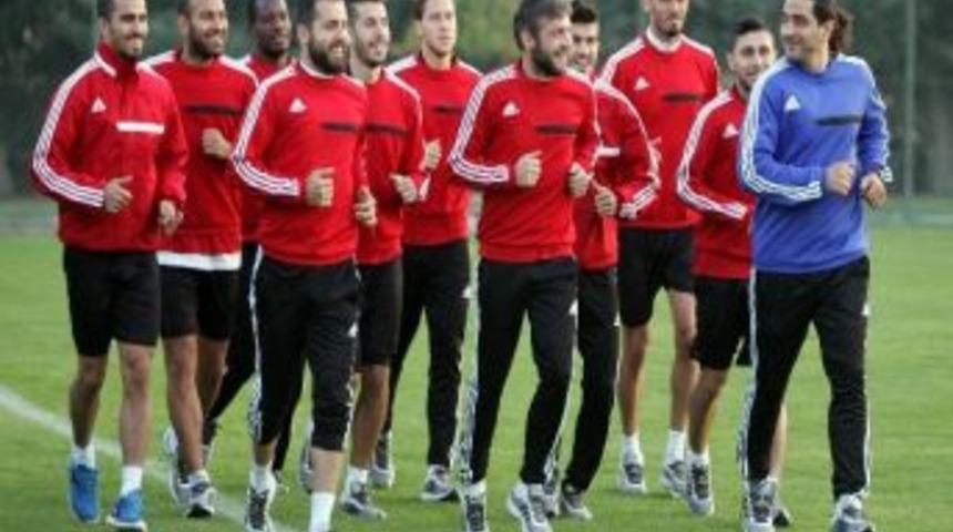 Gaziantep B&uuml;y&uuml;kşehir Belediyespor, Yeni Teknik Direkt&ouml;r&uuml;yle İlk Antrenmanını Yaptı