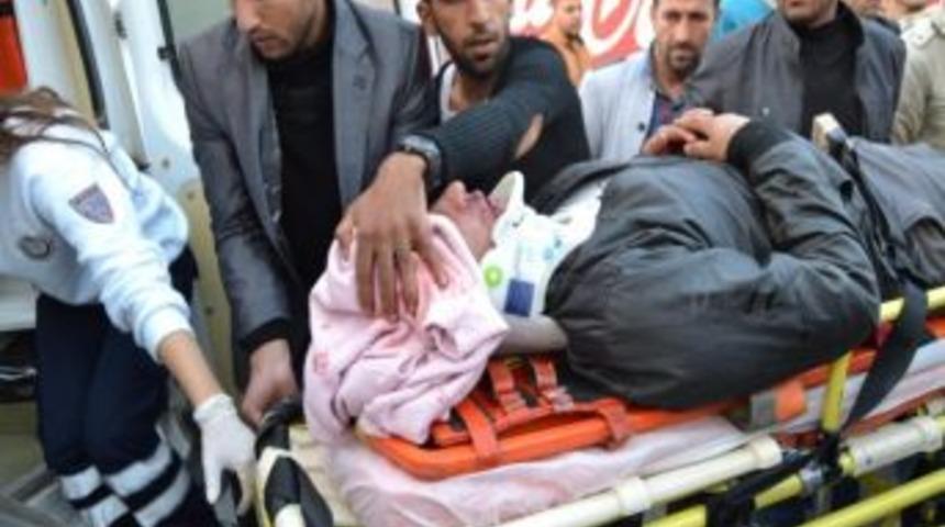 Motosikletle Kola Aracı &Ccedil;arpıştı: 1 Ağır Yaralı