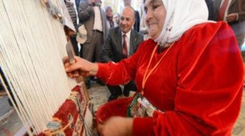 Uşak Caddelerinden Sanat Akıyor