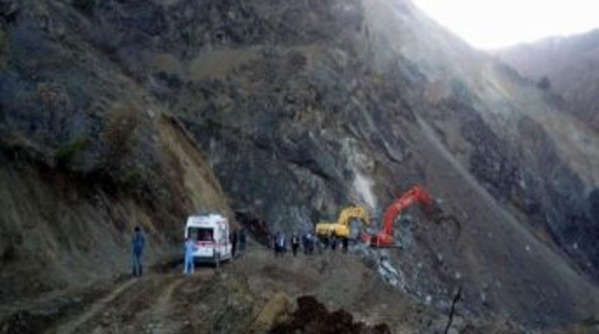 D&uuml;şen Kayanın Altında Kalan Kep&ccedil;e Operat&ouml;r&uuml; Hayatını Kaybetti