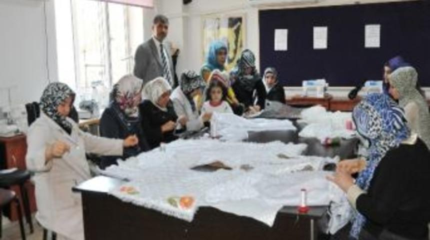 Bayanlar, Karak&ouml;pr&uuml; Kadın Merkezlerinde Hayat Buluyor