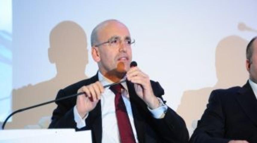 Profes&ouml;r&uuml;n İ&ccedil;ki Yasağı Eleştirisi Bakan Şimşek&rsquo;i G&uuml;ld&uuml;rd&uuml;