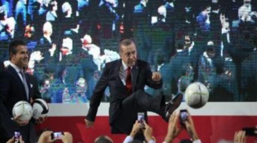 Başbakan&rsquo;dan &ldquo;top&rdquo;lu Fotoğraf