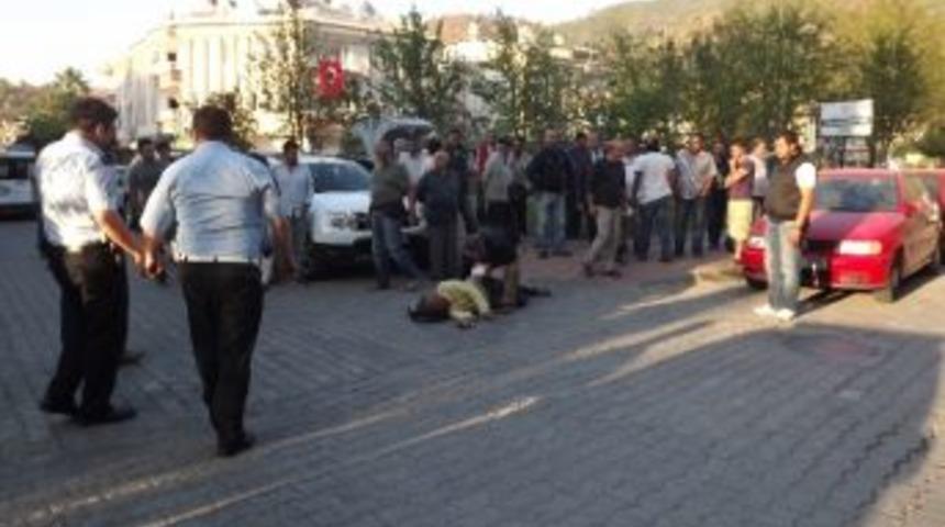 Parkta Birlikte Alkol Aldığı Ev Arkadaşını Sırtından Bı&ccedil;akladı