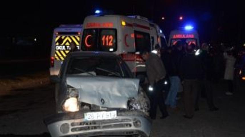 Otomobil İle &Ccedil;arpışan Minib&uuml;s Devrildi: 8 Yaralı