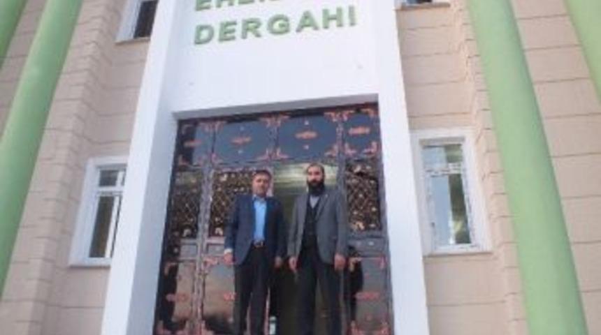 Ak, İlk Ziyaretini Ehlibeyt Derg&acirc;hı&rsquo;na Yaptı