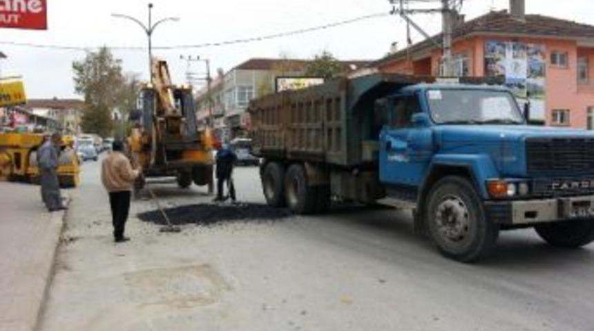 Kaynarca&rsquo;da Bozulan Yollara Yama &Ccedil;alışması Yapılıyor
