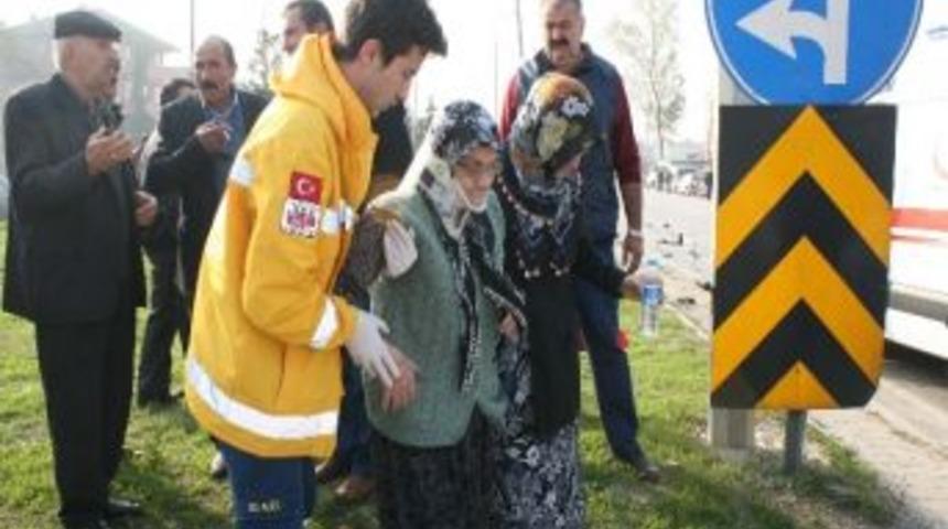 D&uuml;zce&rsquo;de İki Otomobil &Ccedil;arpıştı: 5 Yaralı