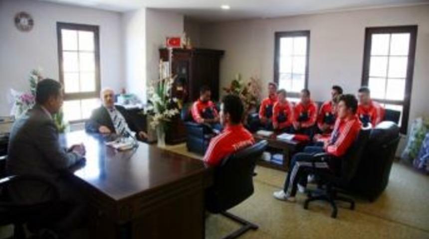 Milli Raftingcilerden Rize Gen&ccedil;lik Ve Spor İl M&uuml;d&uuml;r&uuml; Pehlivan&rsquo;a Ziyaret