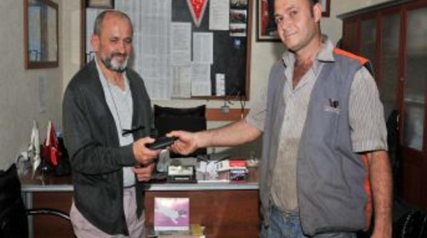 İş&ccedil;i, Bulduğu Para Dolu C&uuml;zdanı Sahibine Teslim Etti