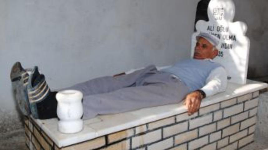 Yaptırdığı Mezarının &Uuml;st&uuml;nde Yatarak &Ouml;l&uuml;m&uuml;n Provasını Yapıyor