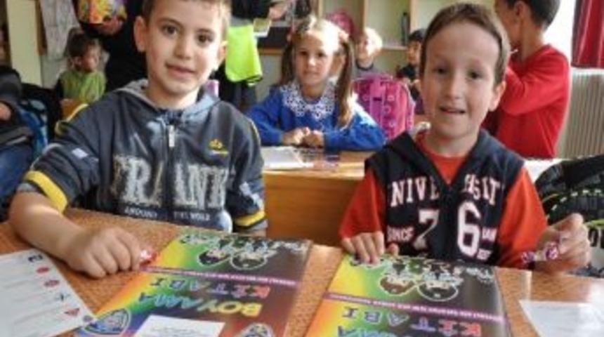 İlkokul &Ouml;ğrencilerine Boyama Kitabı Dağıtıldı