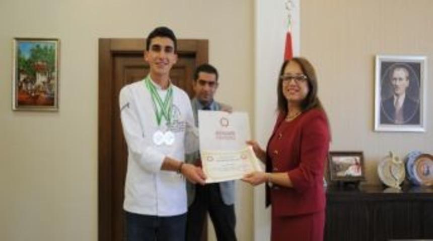 Turizm Fak&uuml;ltesi &Ouml;ğrencileri Yemek Yarışmasından Madalya İle D&ouml;nd&uuml;