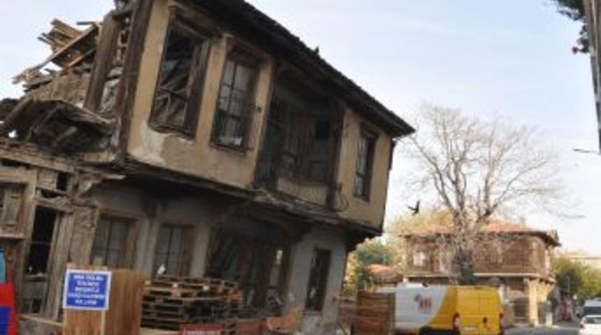 Tarihi Eser Diye Dokunulmayan Yatık Bina Tehlike Sa&ccedil;ıyor