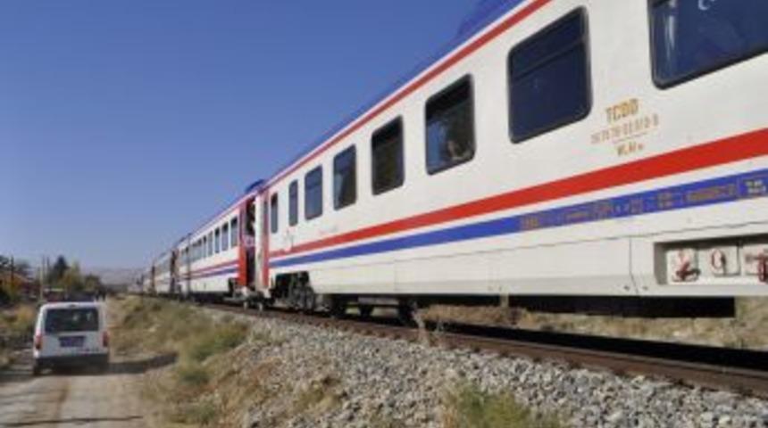 Tren, Araca &Ccedil;arptı: 1 Yaralı