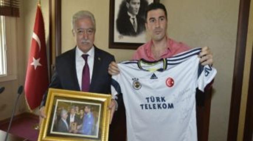 Kaleci Volkan&rsquo;dan Aldırmaz&rsquo;a Forma